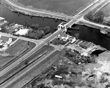 847502 Luchtfoto van de Eembrug bij Baarn in de Bisschopsweg (de T06, de tertiaire provinciale weg Baarn-Bunschoten), ...